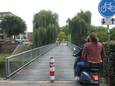 De fietsbrug bij de Willemsbrug in Den Bosch heeft aan beide kanten een paaltje staan. Die zijn 'zinloos' volgens de bond. Daarnaast ontbreekt inleidende markering.