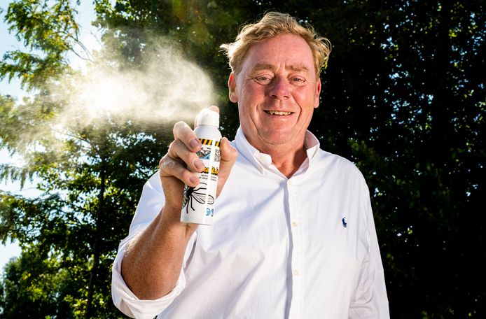 Lex Burki demonstreert de wexit, een diervriendelijke manier om wespen uit je buurt te houden. “De meeste andere middeltjes zijn erop gericht wespen te doden door verdrinking, verstikking of iets chemisch.’’