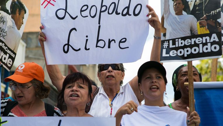 Aanhangers van Lopez demonstreren bij het gerechtsgebouw in Caracas, Venezuela. Beeld anp