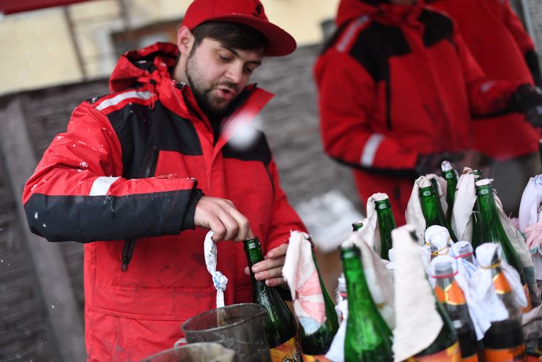 Vrijwilligers maken molotovcocktails in de Pravda-brouwerij. Beeld AFP