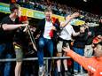 KV Mechelen-coach Wouter Vrancken met fans op de wedstrijd tussen KV Mechelen en KRC Genk.