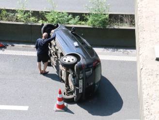 Automobilist kruipt ongedeerd uit wrak na koprol op E40 
