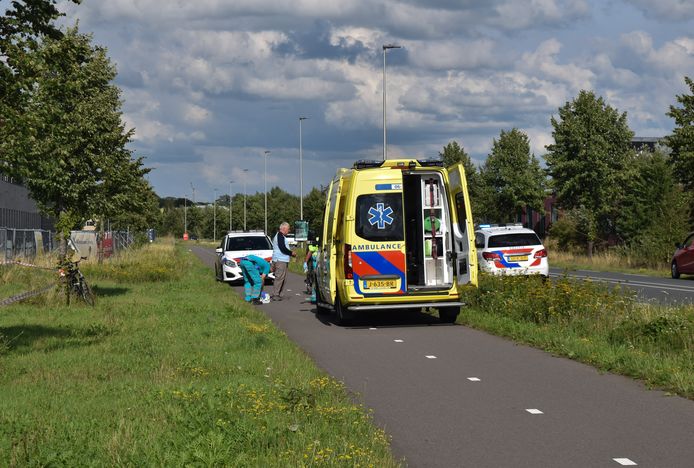 Hulpdiensten bij het ongeluk aan de Bedrijvenweg.