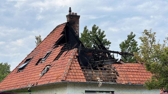 Het huis liep heel wat schade op. Vooral het dak werd zwaar getroffen.
