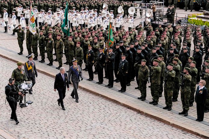Finse president Sauli Niinistö en generaal Timo Kivinen tijdens een militaire parade in Helsinki op 4 Juni.