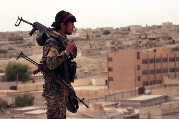Een soldaat van de Syrische Democratische Strijdkrachten in de omgeving van Raqqa.