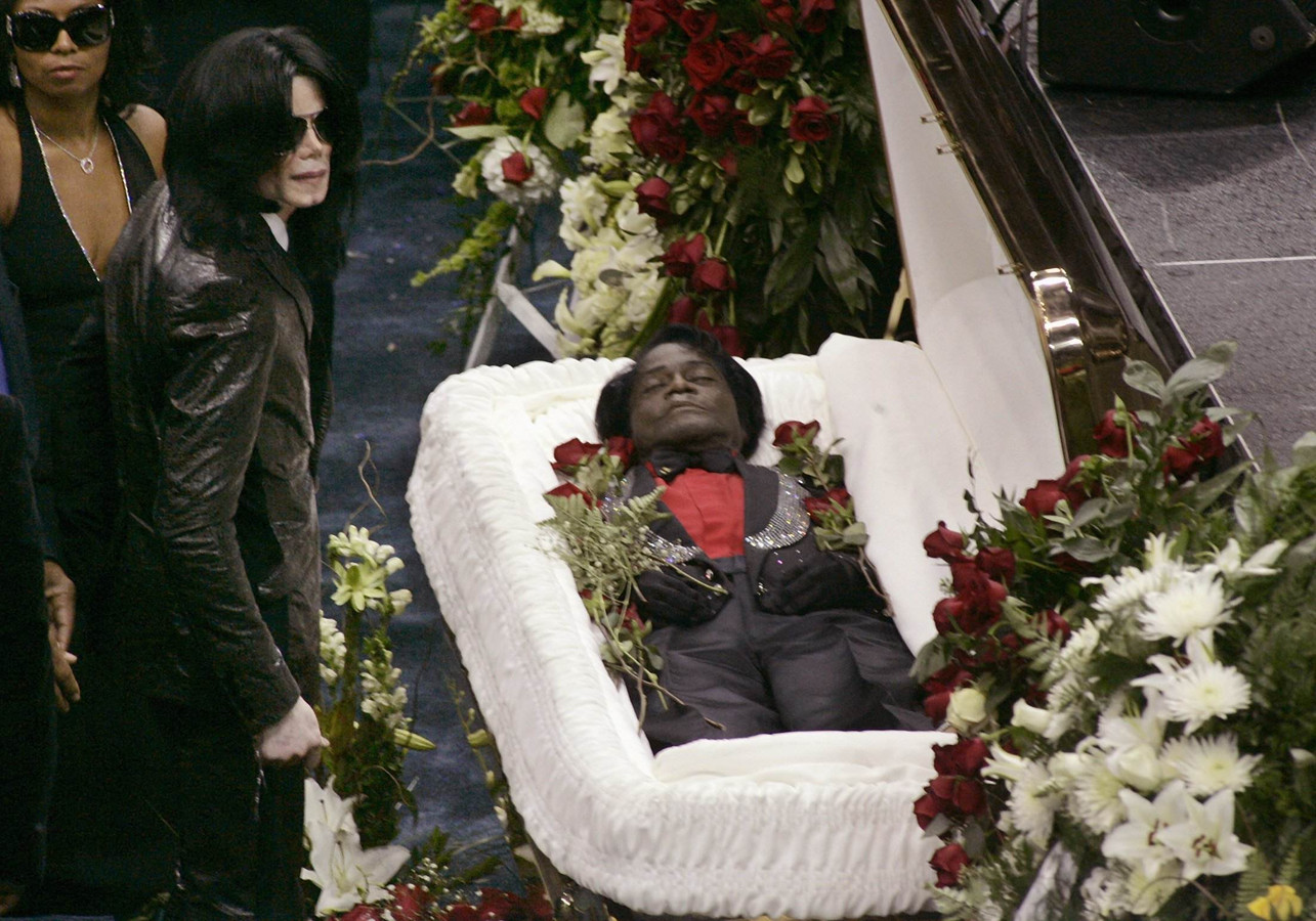 Сколько лет умершей. Майкл Джозеф Джексон похороны. Майкл Джозеф Джексон могила. Майкл Джексон на похоронах Джеймса Брауна. Майкл Джексон мертвый в гробу.