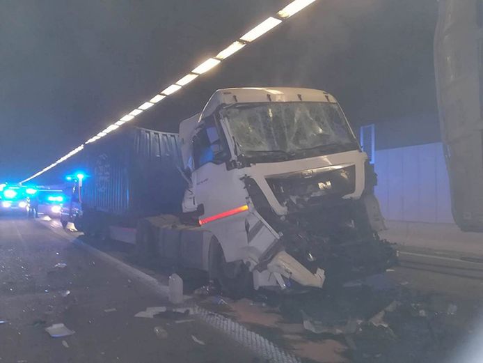 In het Antwerpse havengebied is de Beverentunnel op de R2 omstreeks 14 uur volledig versperd geraakt richting Nederland door een aanrijding tussen vier vrachtwagens.