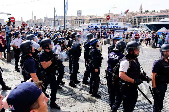Archiefbeeld van de politie  die tussenkomt bij rellen tijdens het EK2016.
