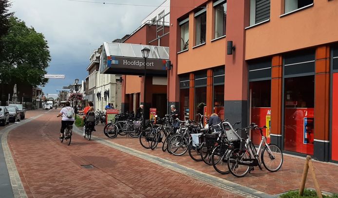 Drie ‘nietjes’, beugels om je fiets aan vast te zetten bij de ingang van winkelcentrum De Hoofdpoort in Kaatsheuvel, is veel te weinig vinden inwoners.
