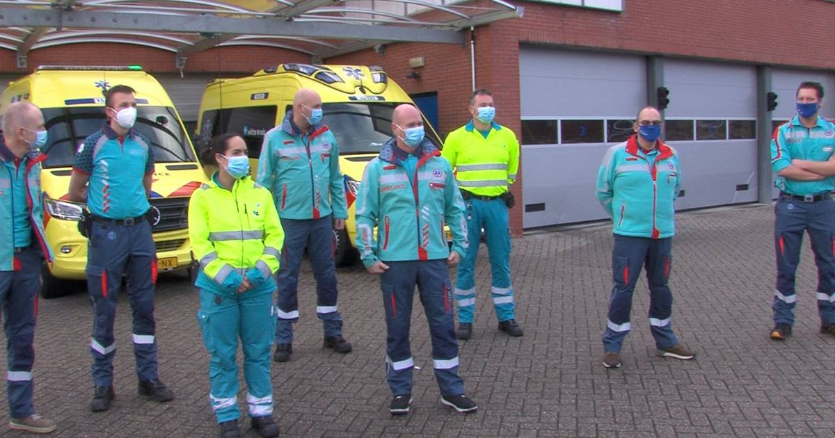 Dit is het nieuwe ambulance uniform: einde aan verwarring met gasfitters |  Den Haag 