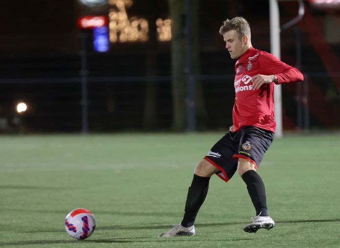 Aaron Dhondt is één van de weinige spelers uit de heenronde die nog in de basis bij Mandel United staat.