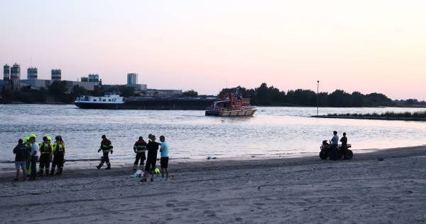 Hulpdiensten massaal op zoek naar man in Waal bij Ochten - BD.nl