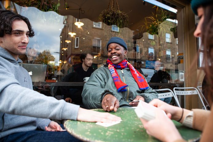 Op het terras maar ook binnen  in de coffeeshop kunnen de Engelsen aangenaam verpozen zonder een coronapas te laten zien.