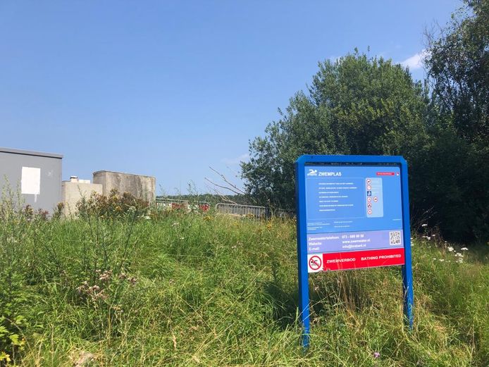 Het bord waarop staat dat er een zwemverbod is, staat wel een beetje verstopt.