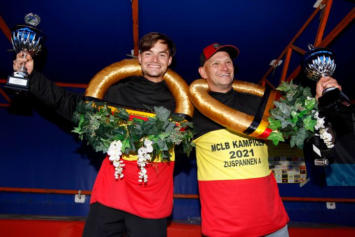 Dylan Boussy (links) en Tony Kramer (rechts) zijn duidelijk in de wolken na hun Belgische titel bij de Zijspannen.