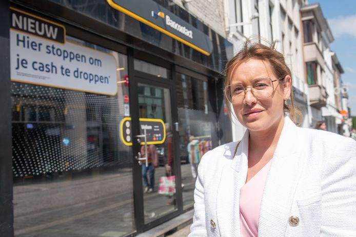 Wendy Dhondt bij het cashpunt waar ze werd overvallen.