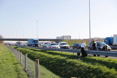 Motorrijder en bedrijfsbus in botsing op A73 bij Haps: flinke file