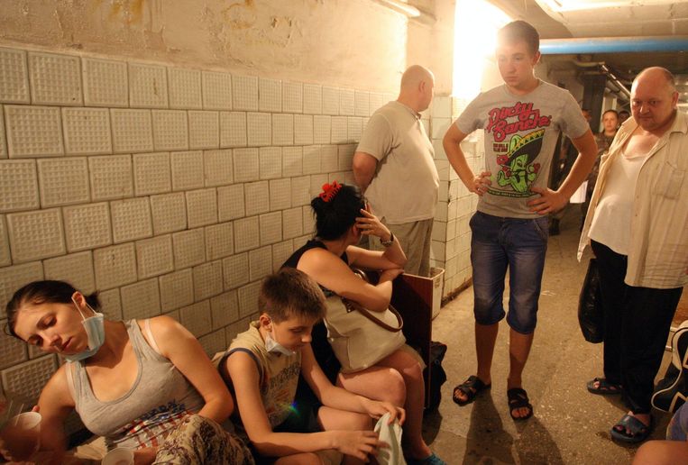 Mensen schuilen in de kelder van het stadsziekenhuis in Donetsk. Beeld epa