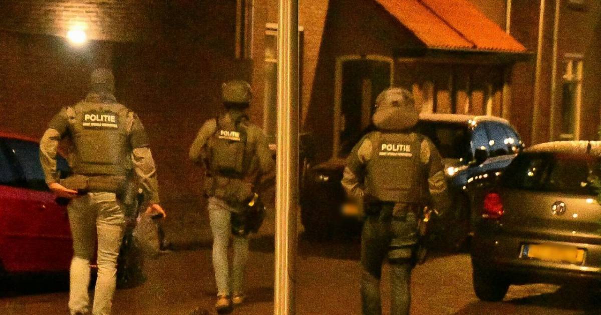 Politie doet inval in woning in Enschede, één persoon gearresteerd.