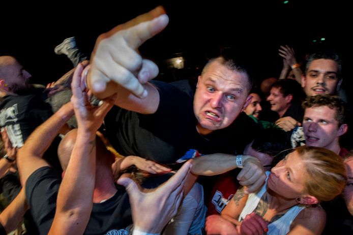 Doldwaze capriolen tijdens het optreden van Madball, in het Klokgebouw, tijdens Sound of Revolution, voorloper van Revolution Calling.