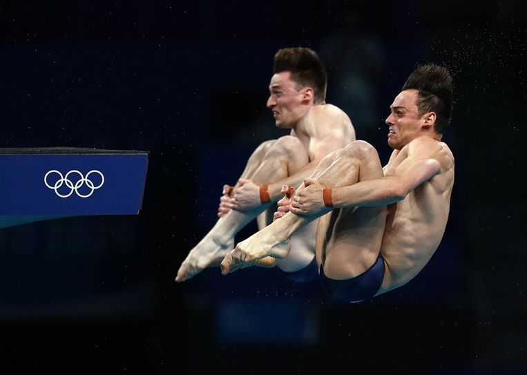 De Britten Matty Lee en Tom Daley duiken van de 10 meterplank in het Tokyo Aquatics Centre. Beeld Photo News