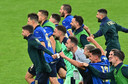 Spelers van Italië vieren de zwaarbevochten zege op Oostenrijk in de achtste finales.
