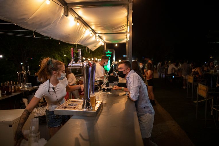 In een Madrileense nachtclub dragen zowel barpersoneel als bezoekers mondkapjes. Beeld Getty Images