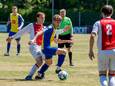Bas van der Wel (midden) van SVOD'22 wordt fel op de huid gezeten door een speler van Foreholte.