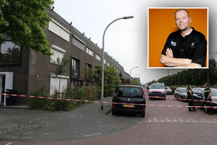 De straat waar darter Raymond van Barneveld en zijn vrouw Silvia wonen, was afgezet met politielinten.