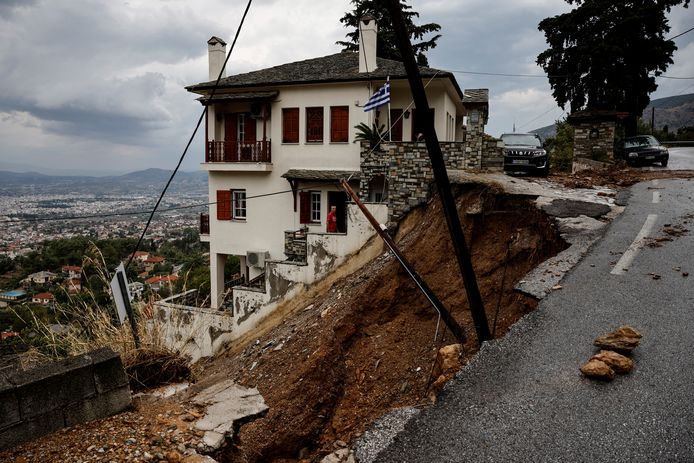 Crollo parziale della strada nel villaggio di Ano Meria vicino a Volos.