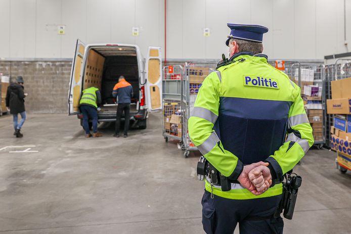 De politie valt binnen bij PostNL in Wommelgem.