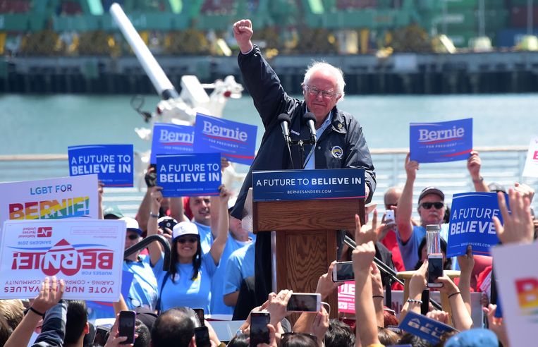 Bernie Sanders spreekt op een verkiezingsbijeenkomst in Los Angeles, 27 mei 2016. Beeld AFP