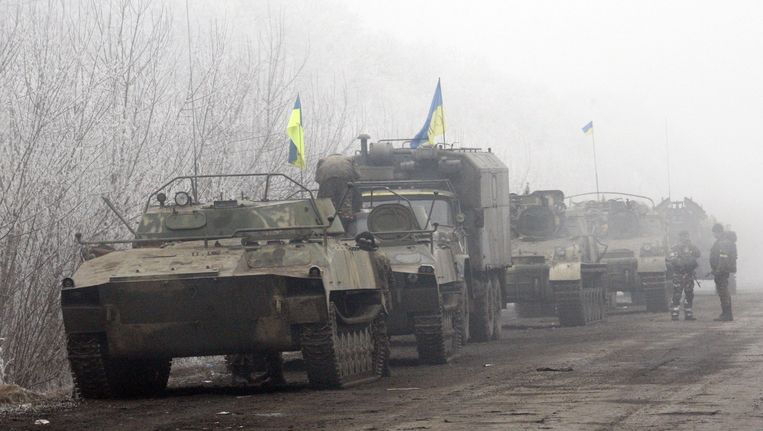 Oekraïense legervoertuigen op een weg tussen Artemivsk en Debaltseve. Ondanks een wapenstilstand dat vandaag inging, wordt bij Debaltseve nog gevochten. Beeld afp