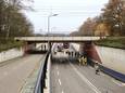 Vrachtwagen ramt spoorviaduct Oldenzaal