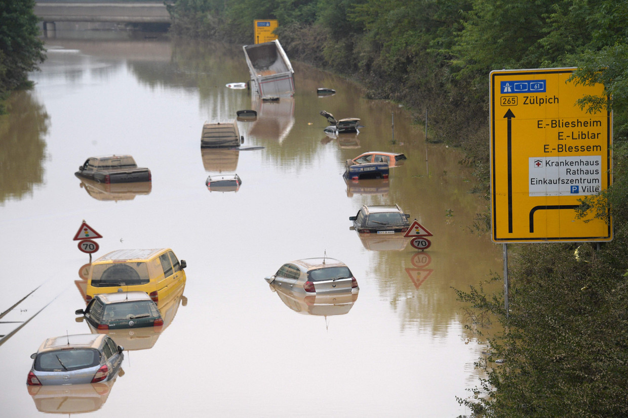 Erfstadt in Duitsland, 17 juli, door de waterstromen meegesleurde auto's zijn gestrand op de weg naar snelweg. Beeld AFP