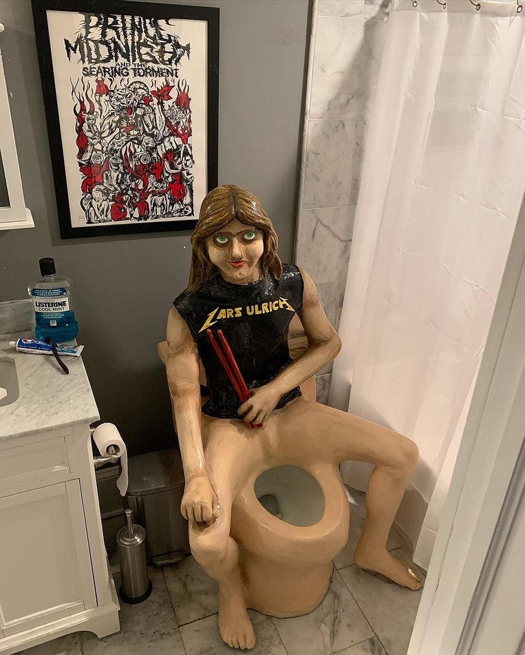 LARS ULRICH
TOILETPOT Beeld rv