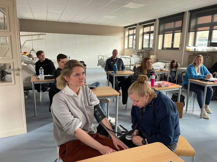 Zottegem: Na de goedkeuring van haar bloeddruk kreeg Evelien De Both een rondleiding in de klaslokalen