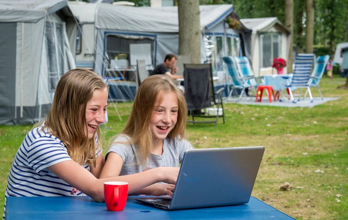 Kampeerders maken gebruik van wifi op de camping. Campingeigenaren doen grote investeringen om goed werkende wifinetwerken op te zetten om aan de vraag te kunnen voldoen. Sommige campings bieden hun gasten gratis draadloos internet, andere vragen daar een vergoeding voor.