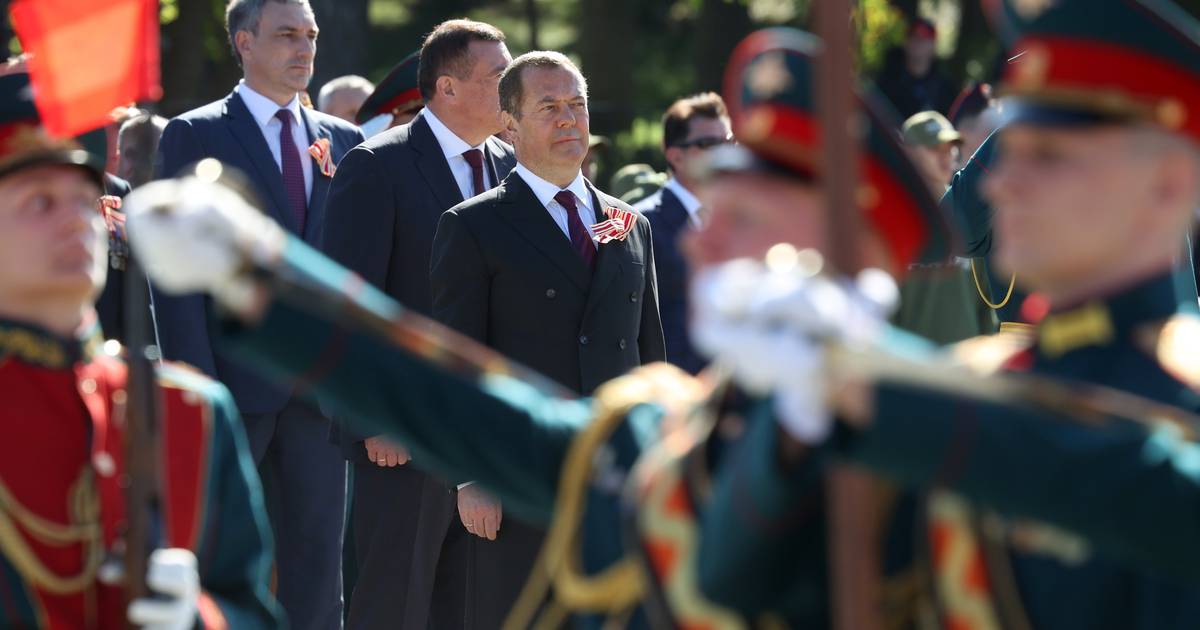 The title could be “War in Ukraine: British Government’s Instructors to Train Ukrainian Soldiers | Latest Updates on the Conflict and Russia’s Situation”