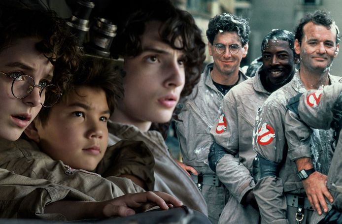 De nieuwe (Mckenna Grace, Logan Kim en Finn Wolfhard) en de oorspronkelijke (Harold Ramis, Ernie Hudson en Bill Murray) Ghostbusters.