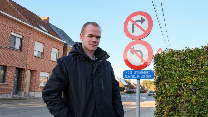 Fons (19) leert rijden en tikt gemeente op vingers voor fout bij verkeersborden: “Puur wettelijk kan geen enkele wijkbewoner tot aan de eigen woning rijden”