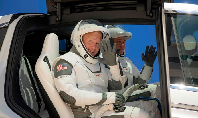 NASA astronauten Douglas Hurley (links) en Robert Behnken, in hun ruimtepakken. De twee worden woensdag naar ruimtestation ISS geschoten.
