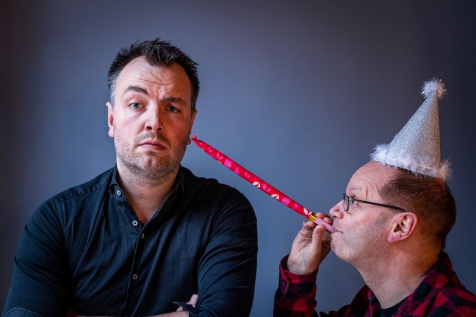 De Bergse ambtenaren Ruurt van der Wel (links) en Erwin Stander (rechts) hielden zoals beloofd een oudejaarconference die ‘grof, plat, beledigend en grensontkennend’ was. Ook het college van B en W moest eraan geloven.