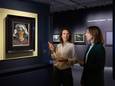 Directeur van het Noord Brabants Museum Jacqueline Grandjean (links) en conservator Helewise Berger bij ‘Kop van een vrouw’, het portret van Gordina, geschilderd door Van Gogh.