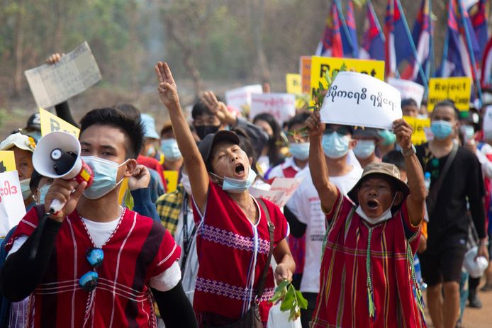Betogers tegen de militaire coup in Myanmar.