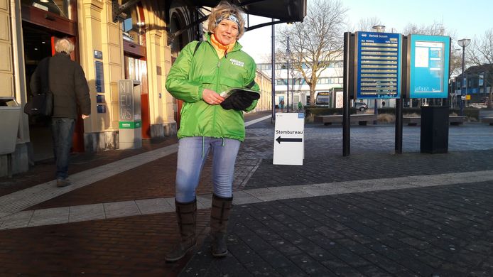 Monique Schuttenbeld bij de 'grens' op station Zwolle. Haar rechterbeen staat op de klinkers van de NS, waar ze nét geen folders meer mag uitdelen.
