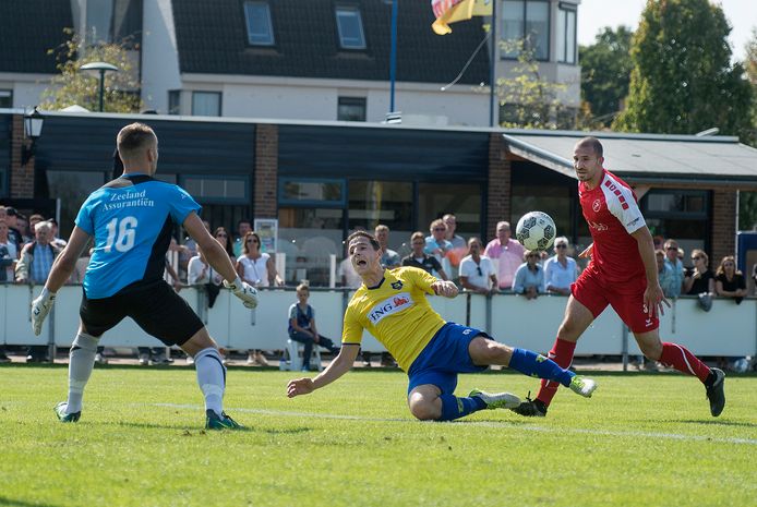 Rémon Koenen (geel) neemt na tien jaar in het eerste elftal afscheid van Dongen. Er breekt een nieuw tijdperk aan voor de derdedivisionist, die ook vorig seizoen een aantal belangrijke spelers zag vertrekken.