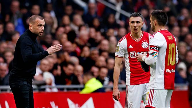 Ook Ajax-coach John Heitinga doet tegen Feyenoord een duit in het zakje