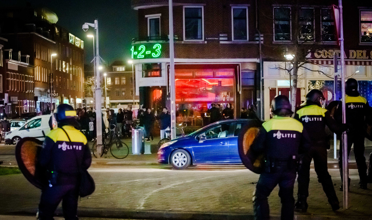 Een grote groep relschoppers staat tegenover de politie op de Beijerlandselaan in Rotterdam. Beeld ANP